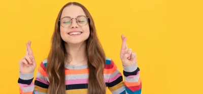 girl lucky happy glasses yellow background bg 1920x900