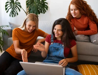 three girls and laptop 1440